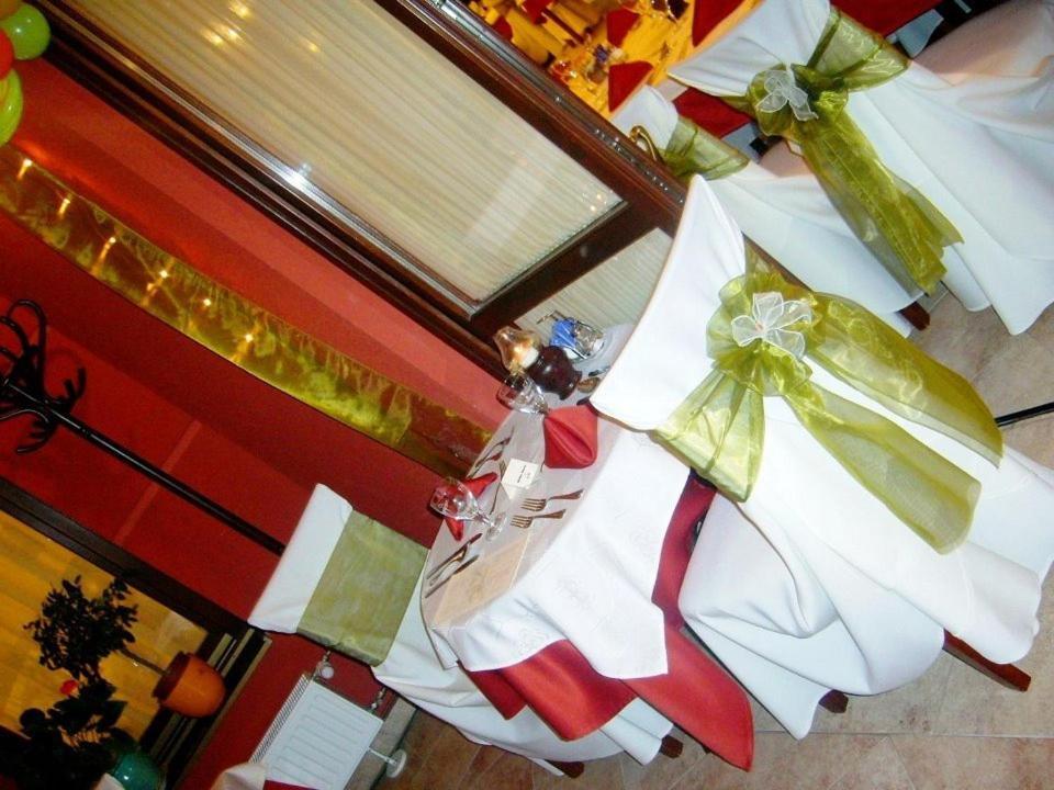 Ambrozia Etterem Es Panzio Bed & Breakfast Kazincbarcika Exterior photo