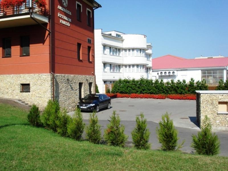 Ambrozia Etterem Es Panzio Bed & Breakfast Kazincbarcika Exterior photo