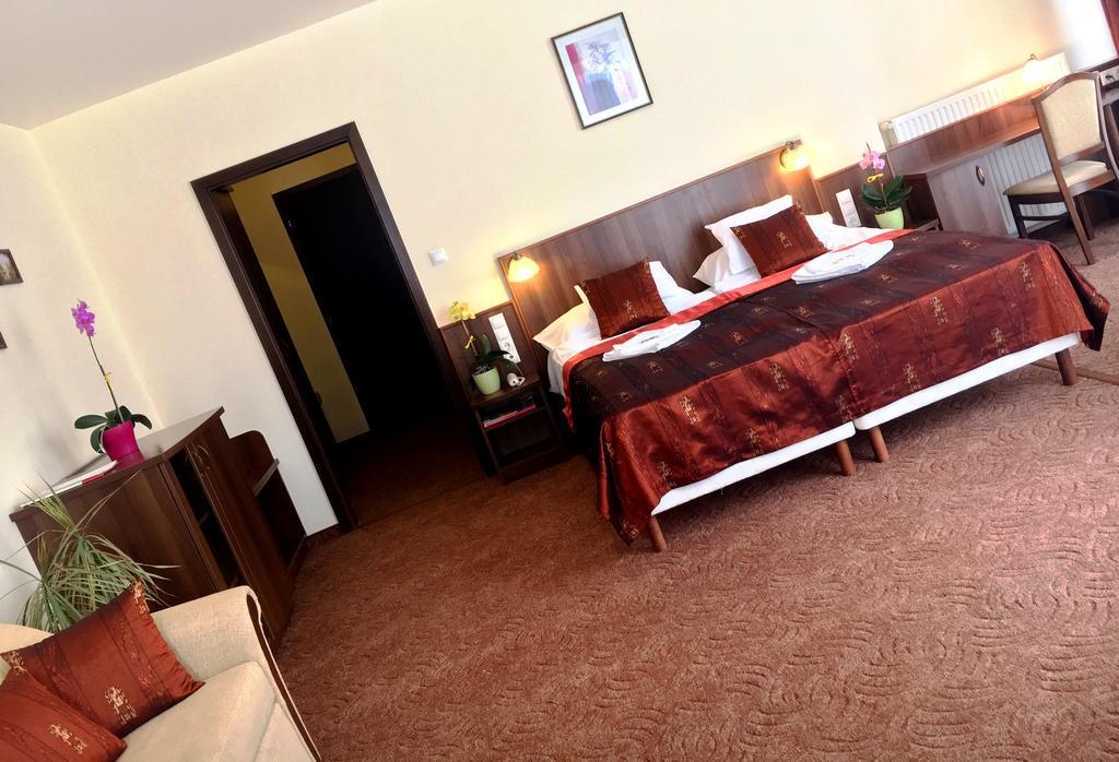 Ambrozia Etterem Es Panzio Bed & Breakfast Kazincbarcika Exterior photo