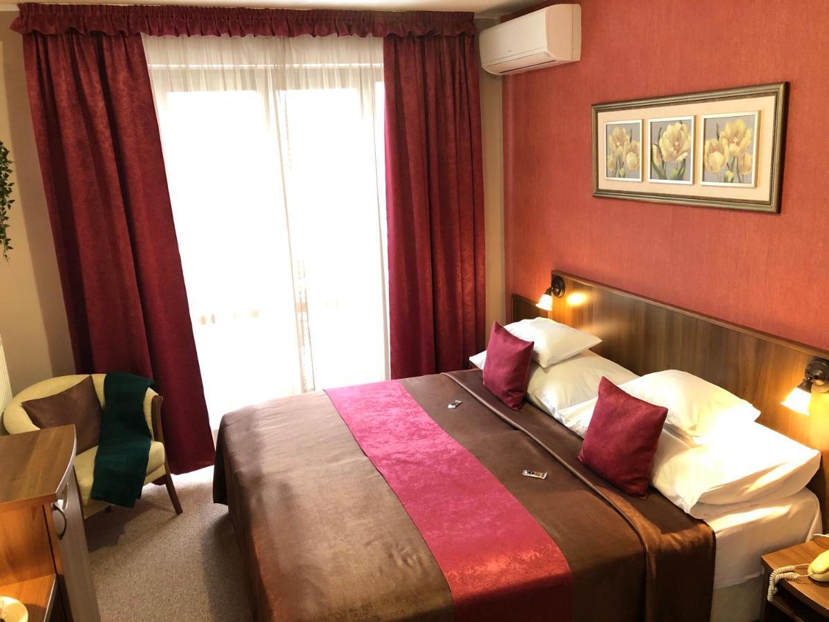 Ambrozia Etterem Es Panzio Bed & Breakfast Kazincbarcika Exterior photo